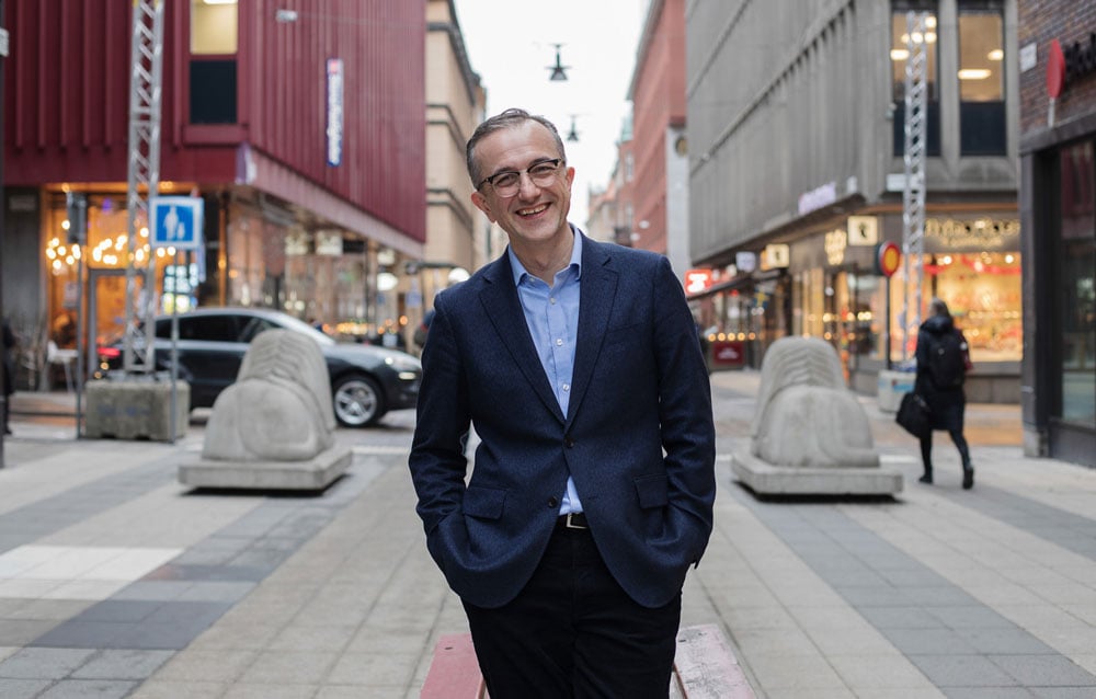 Porträtt av Dario Aganovic, vd för Hubexo, klädd i kostym och leende mot kameran.